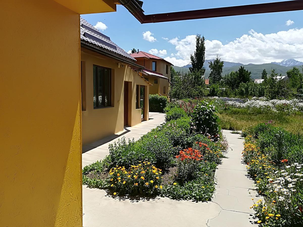 Memo'S Boutique Guesthouse Каракол Экстерьер фото
